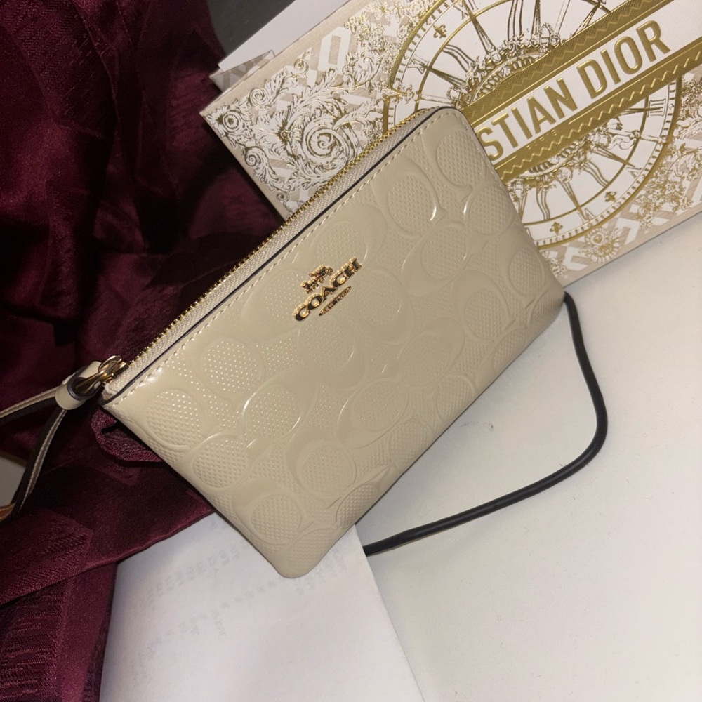 Coach CORNER ZIP IN SIGNATURE LEATHER in chalk